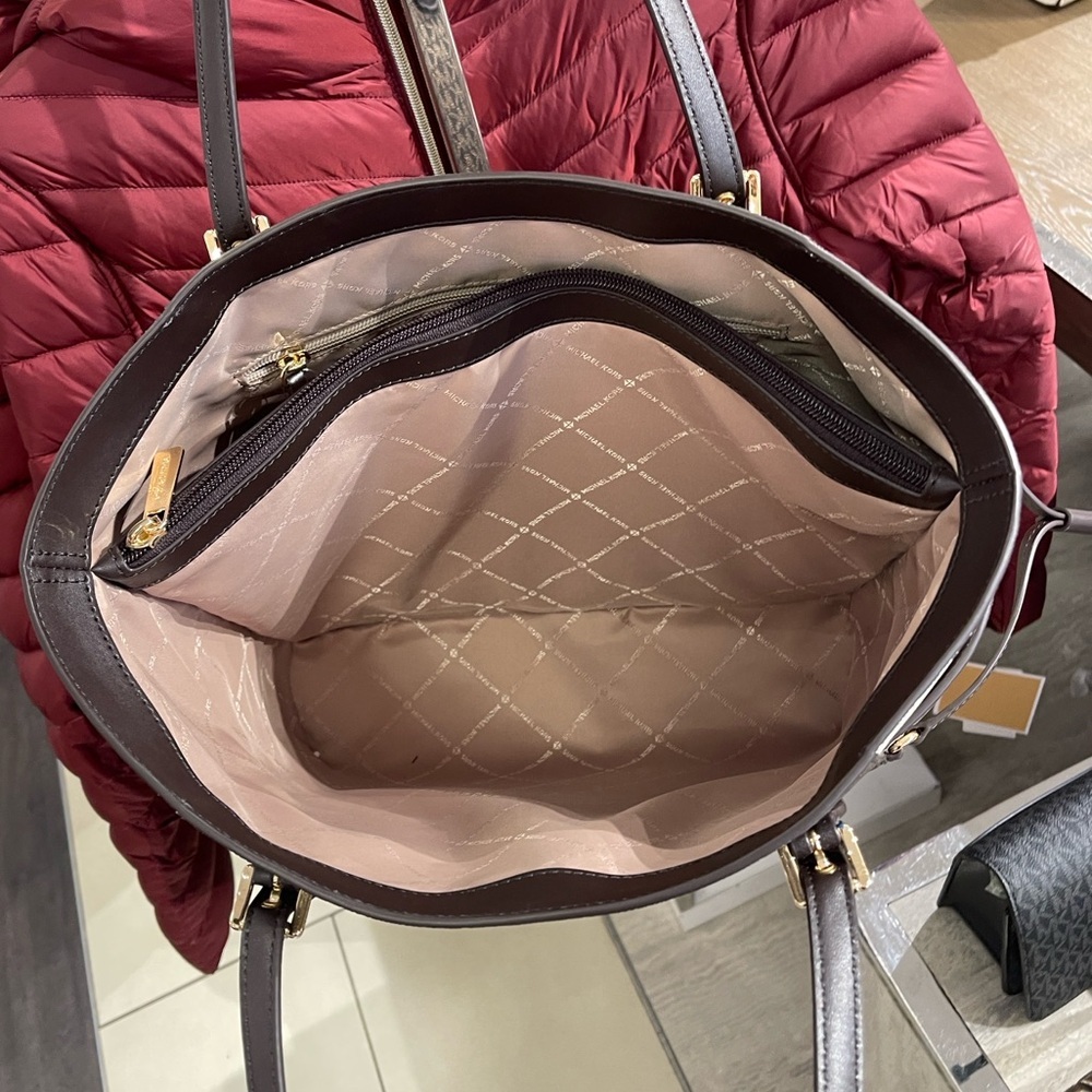 MICHAEL KORS Voyager Lg Color-Block Metallic Signature Logo EW Tote 
Brown 
NWT - Picture 8 of 16